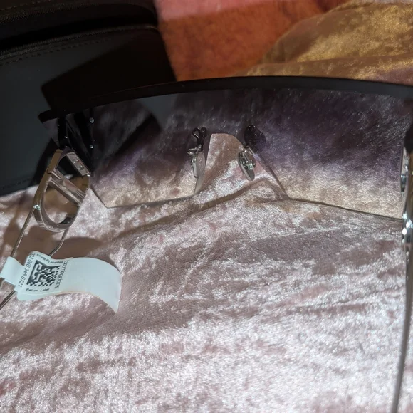 Chic Black Oversized Sunglasses - Picture 6 of 10